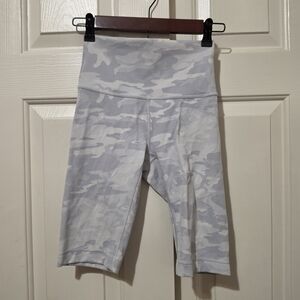 Lululemon Wunder Under Short 10" in Incognito Camo Jacquard Alpine White Size 4